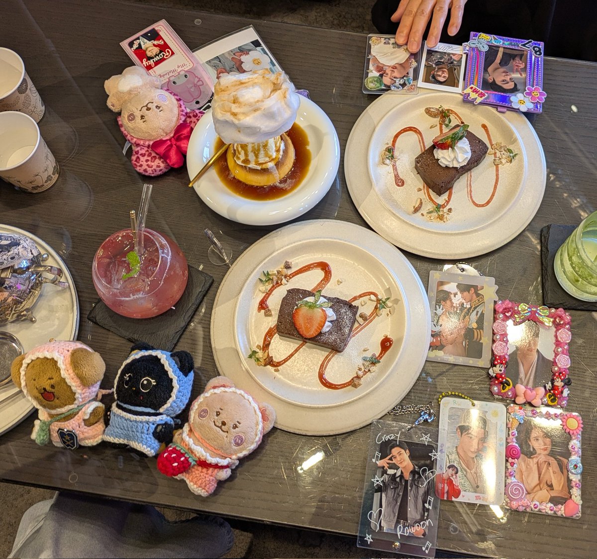 gunjye's tweet photo. 今日は久し振りのロミン会💕
素敵なお店を予約してくれて、ランチからデザートまで頂きました😋
その後は商店街を見たり韓流ショップへ行ったり···
今日も楽しくてあっという間だった😆
ありがと～💕

@chieko_k17 
@miyuari0807 
@poi_237skw https://t.co/irkm0HRDgX
