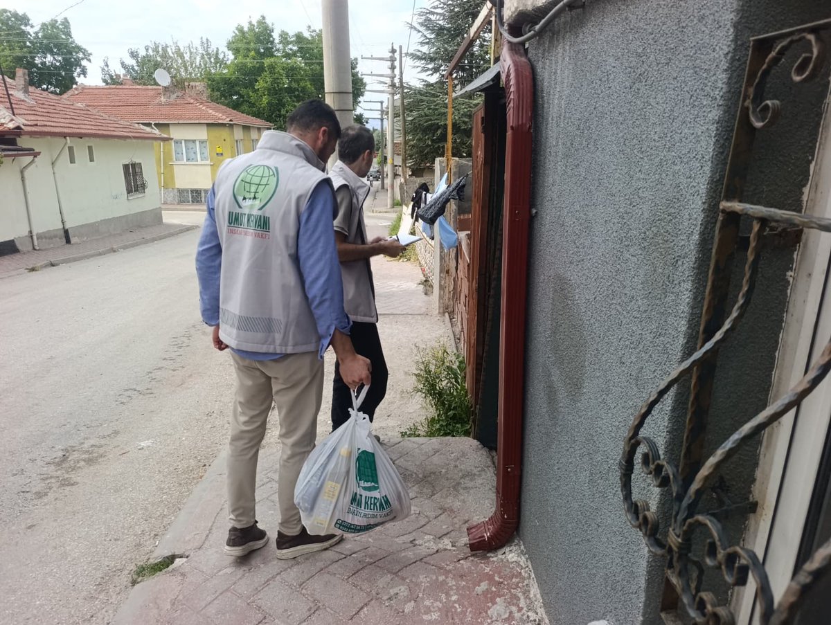 umutkervanivkf's tweet photo. 📍Eskişehir

Umut Kervanı olarak Eskişehir'de tespit ettiğimiz ihtiyaç sahibi ailelerimize yönelik gıda paketi dağıtımlarımızı gerçekleştirdik. https://t.co/RkLESablSf