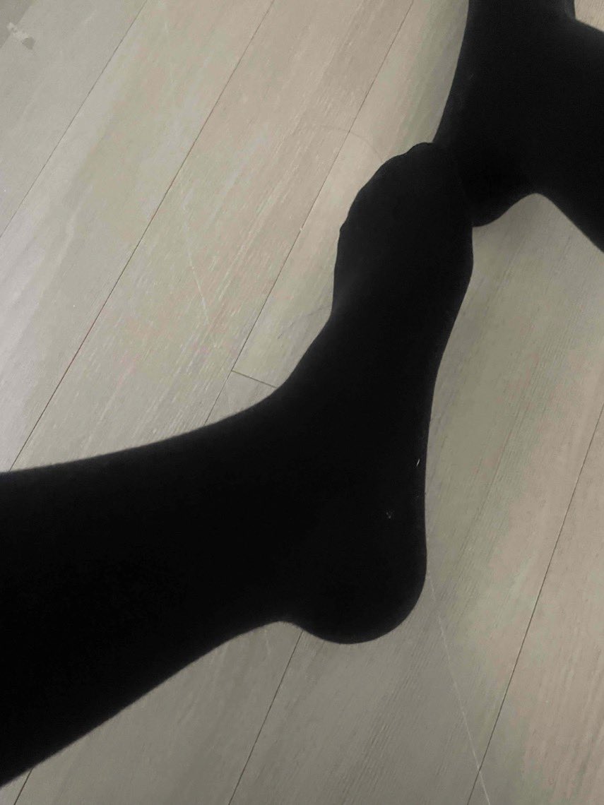 ilillll777's tweet photo. 진짜 발 보면 지갑 벌려? 🤭 https://t.co/GqSZSqLV2Z