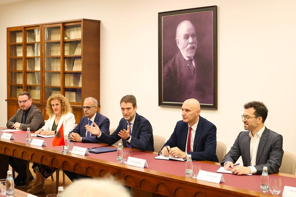 HoxhaFer's tweet photo. Kënaqësi të takohesha sot me një delegacion të Komisionit për Çështjet Evropiane të Asamblesë Kombëtare të Francës, të kryesuar nga Kryetari, z. Pieyre-Alexandre Anglade @PA_Anglade.

Diskutuam mbi dinamikat aktuale në kuadër të procesit të #zgjerimit të Bashkimit Evropian, rëndësinë e ruajtjes së ritmit dhe besueshmërisë së procesit të anëtarësimit, si dhe rolin kyç që #Franca luan në ndërtimin e një Evrope më të fortë, më të bashkuar dhe më strategjike.

Rikonfirmova angazhimin tonë se #Shqipëria, siç e ka dëshmuar tashmë, veçanërisht gjatë dy viteve të fundit, mbetet plotësisht e vendosur për të përmbushur reformat dhe për të avancuar pa asnjë mëdyshje në rrugën e saj drejt së ardhmes evropiane. 

Me një plan të qartë, rezultate konkrete dhe ambicien për t’u bërë anëtare e Bashkimit Evropian brenda kësaj dekade, Shqipëria është e vendosur të shfrytëzojë këtë dritare historike mundësie, duke kontribuar njëkohësisht në një #Evropë më të fortë, më të sigurt dhe më të bashkuar.

Në këtë proces, mbështetja dhe angazhimi i partnerëve tanë, veçanërisht i Francës në të gjitha nivelet, përfshirë edhe dimensionin parlamentar, për çka Shqipëria është thellësisht mirënjohëse, janë të një rëndësie të veçantë për ecurinë e suksesshme të zgjerimit dhe besueshmërinë e perspektivës evropiane për Shqipërinë dhe për gjithë #BallkaninPerëndimor.

#Shqipëria2030

--

J’ai eu le plaisir de rencontrer aujourd’hui une délégation de la Commission des affaires européennes de l’Assemblée nationale française, conduite par son Président, M. Pieyre-Alexandre Anglade, @PA_Anglade.

Nous avons échangé sur les dynamiques actuelles dans le cadre du processus d’élargissement de l’Union européenne, sur l’importance de préserver le rythme et la crédibilité du processus d’adhésion, ainsi que sur le rôle clé que joue la #France dans la construction d’une Europe plus forte, plus unie et plus stratégique.

J’ai réaffirmé notre conviction que l’Albanie, comme elle l’a déjà démontré, en particulier au cours des deux dernières années, reste pleinement déterminée à mener à bien les réformes et à avancer avec constance et détermination sur la voie de son avenir européen. 

Dotée d’un plan clair, de résultats concrets et de l’ambition de devenir membre de l’Union européenne au cours de cette décennie, l’Albanie est résolue à saisir cette fenêtre d’opportunité historique, tout en contribuant à une Europe plus forte, plus sûre et plus unie.

Dans ce processus, le soutien et l’engagement de nos partenaires, en particulier de la France à tous les niveaux, y compris dans sa dimension parlementaire, pour lesquels l’Albanie exprime sa profonde reconnaissance, sont d’une importance particulière pour la réussite de l’élargissement et la crédibilité de la perspective européenne pour l’Albanie ainsi que pour l’ensemble des Balkans occidentaux.