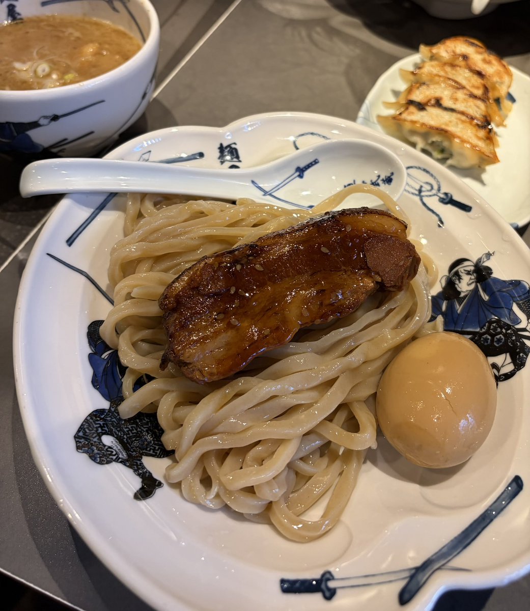 Yuugetsu_dou's tweet photo. 昨日食べたつけ麺が美味しすぎたのでご紹介します(*´`)♪麺屋武蔵ってところです🍜

美味しー❤️ってルンルンで食べてて、お水を飲もうとしたら、間違えてスープ汁をコップに入れてた紅亜でしたとさ...笑

#グルメ #つけ麺 #歌い手さんMIX師さん絵師さん動画師さんとＰさん繋がりたい https://t.co/3N2lamUobr