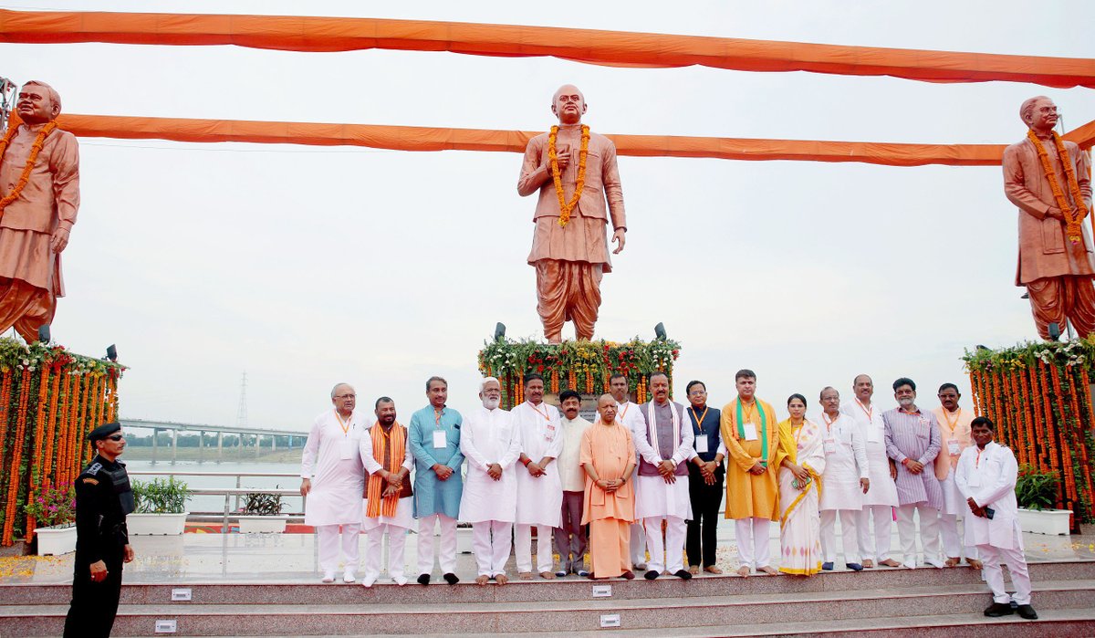 myogiadityanath's tweet photo. हमारा प्रयागराज विकास के सुपथ पर मजबूती के साथ आगे बढ़ रहा है। 

आज संगम नगरी प्रयागराज के काली घाट स्थित प्रेरणा पार्क का लोकार्पण कर देश की तीन महान विभूतियों श्रद्धेय डॉ. श्यामा प्रसाद मुखर्जी जी, पूर्व प्रधानमंत्री व 'भारत रत्न' श्रद्धेय अटल बिहारी वाजपेयी जी एवं श्रद्धेय अशोक सिंघल जी की भव्य प्रतिमाओं का अनावरण किया। 

इस अवसर पर विभिन्न योजनाओं के लाभार्थियों को प्रमाण-पत्र, चेक, चाबी और सफाई-किट वितरित किए।

जनपद वासियों को हार्दिक बधाई।