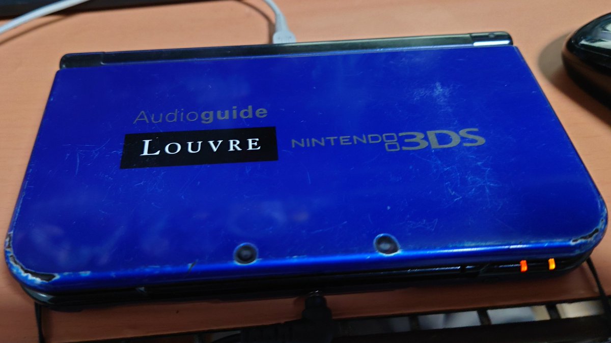 spmrp's tweet photo. new3DSXL本体「Audioguide LOUVRE NINTENDO3DS」を入手しました！
現在は運用が終了してますが、ルーブル美術館で使用されていた専用3DS本体で、電源をいれるとオーディオガイドのソフトが自動で起動する仕様です。
また、カートリッジスロットやタッチペンのスロットは塞がっています。 https://t.co/FStfnD7Drm