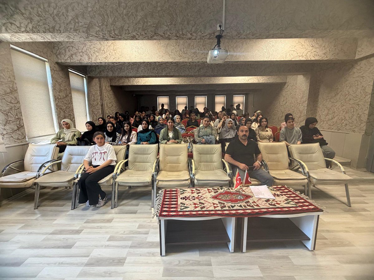 semdinlihem's tweet photo. Hayat Boyu Öğrenme Haftası kapsamında,Kurum Müdürümüz Sn.Nabi ÖZEL,DYK öğrencilerimizle bir araya geldi.HEMBA'nın sunduğu öğrenme fırsatları üzerine keyifli bir seminer gerçekleştirildi🌸
@Hakkari_MEM @SemdinliMEM
@cht_inan @nabiozel622 @mebhbogm
@emretopoglu #nurettinyılmaz https://t.co/xDUjOINUdu