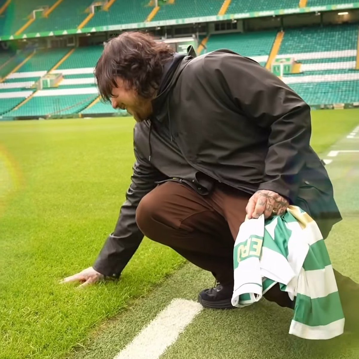 frucolaiero's tweet photo. BREAKING NEWS:

FRANK IERO se roba el pasto del estadio CELTIC para traerlo directo al Estadio Nacional en Chile

“a mi también me gusta bts” https://t.co/OxxroXI2Bf
