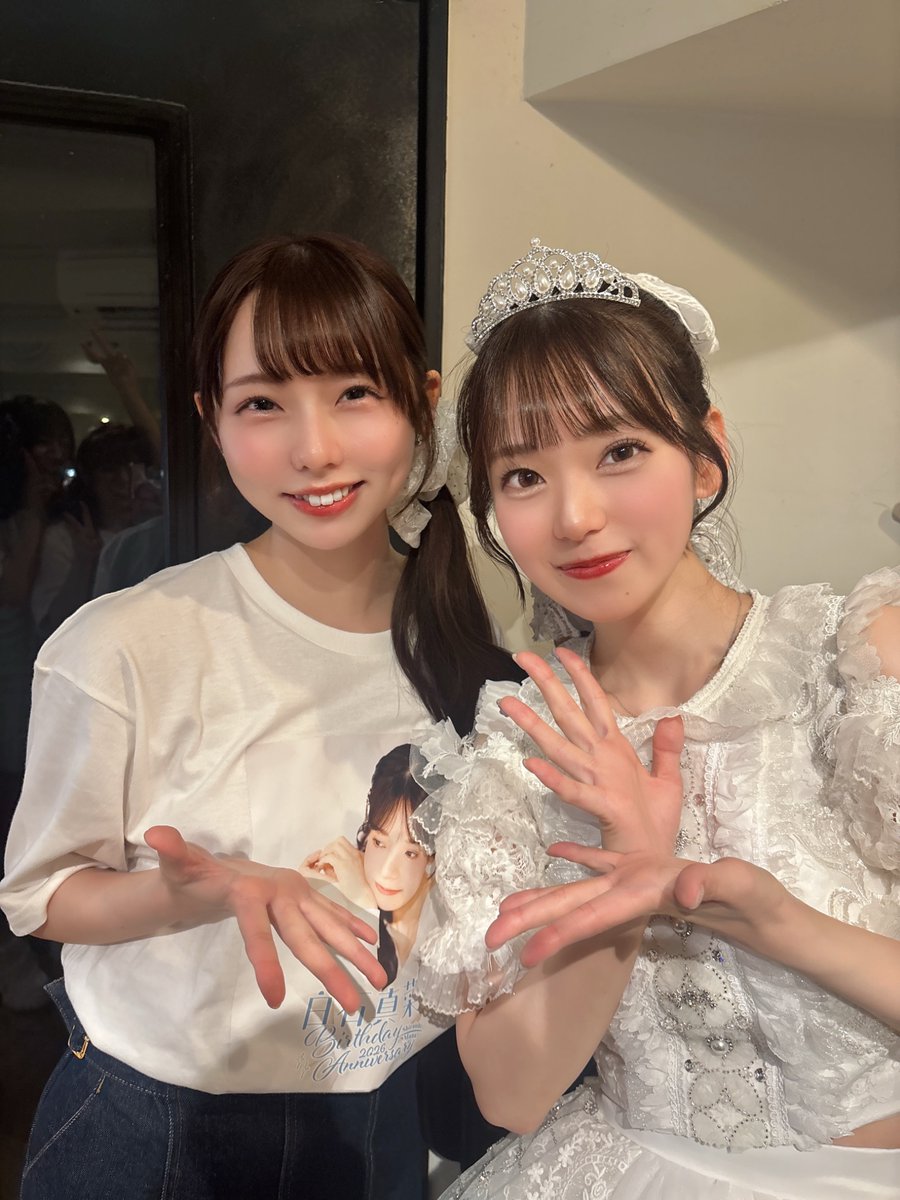 shiraishi_mana's tweet photo. おはしーまな！☀️
今日も一日頑張ろ🔥

のんちゃんとパシャリ📸✨️
𝑩𝑰𝑮𝑳𝑶𝑽𝑬______ https://t.co/HuR9zz4ybR