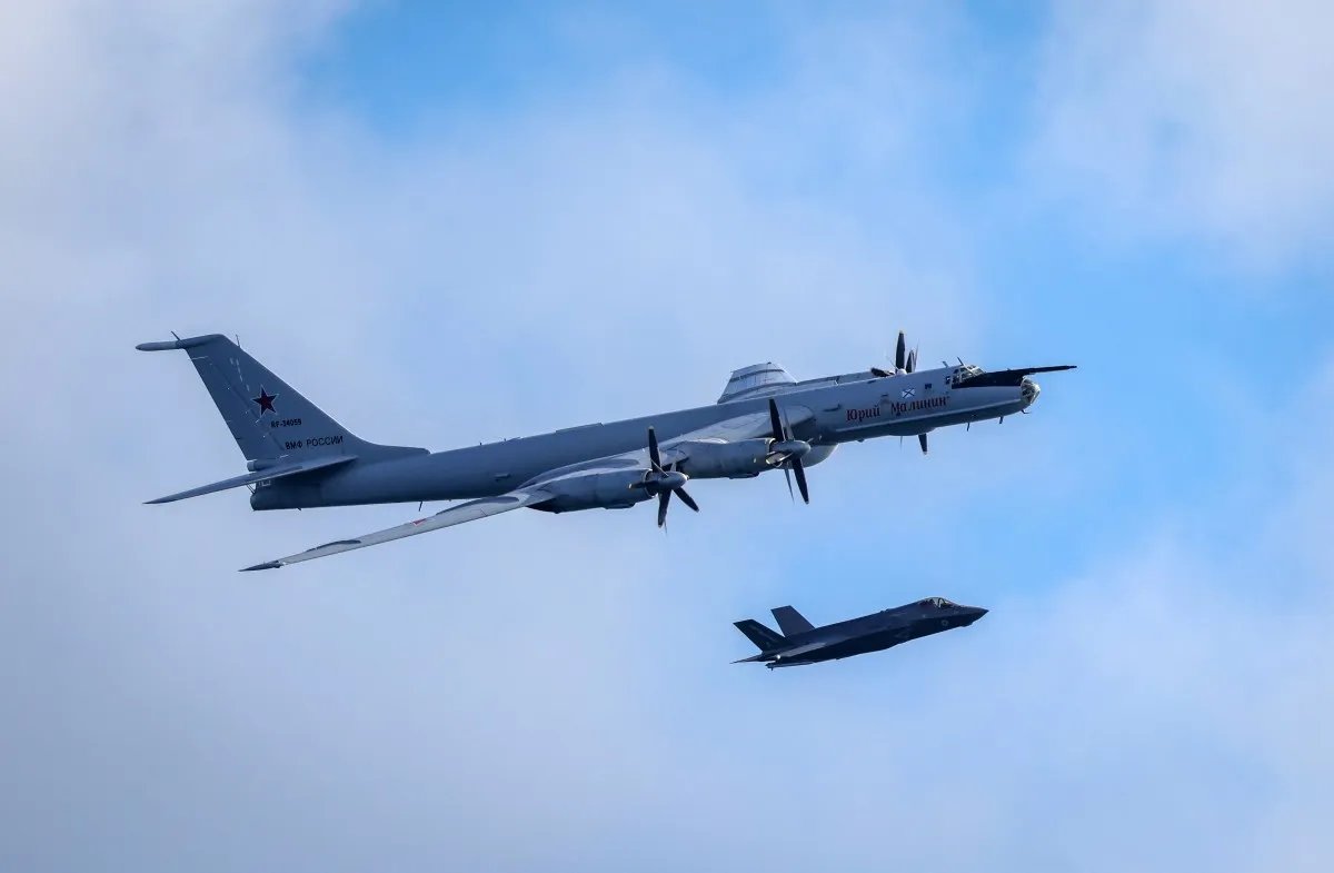 THEEURASIATIMES's tweet photo. 🚨🚨British F-35 Jets Intercept Russia's "Bear-F" Heading Towards Aircraft Carrier 

A Russian Tupolev Tu-142 Patrol aircraft carried out what the UK described as “unsafe” activity near one of the Royal Navy’s aircraft carriers while it was operating in the North Atlantic, the British Ministry of Defense said.

FULL STORY: https://t.co/tZduqIgSNi