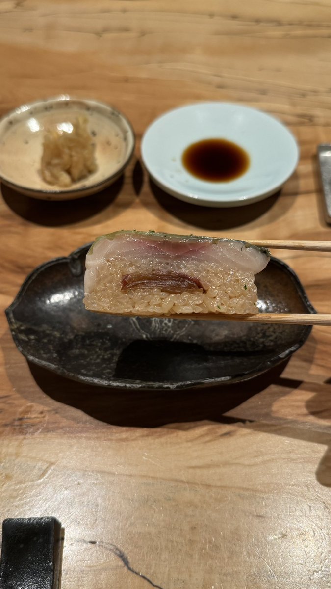 cryptodemon1993's tweet photo. 今宵も…スシロー巡りは続く。

不思議と毎日食っても朝起きた時には身体がシースーを欲している。
遺伝子レベルでニッポンジン（タイプ弥生人）なんだと実感。

てか、鰊のバッテラとかデラヤバくない？ https://t.co/I8vJROvbnp