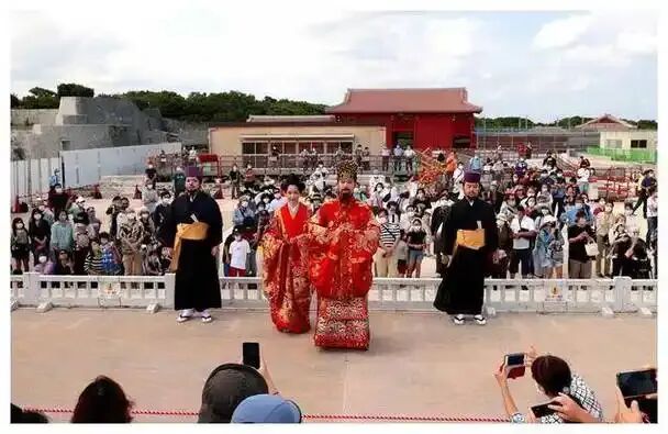 hai_ping41901's tweet photo. 琉球，一个五百年的王国，曾是中国的藩属，新王登基要中国册封。
1879年，日本废藩置县，王没了。
抢走文书、文物，连证据都毁。
战后《开罗宣言》《波茨坦公告》写得清楚——
日本领土限于四岛，琉球不归它。
可美国私下“返还”，中国没签字，联合国没点头。
法理摆在那儿，抢走的东西，历史不会永远沉默 https://t.co/hbuZwYBuA1