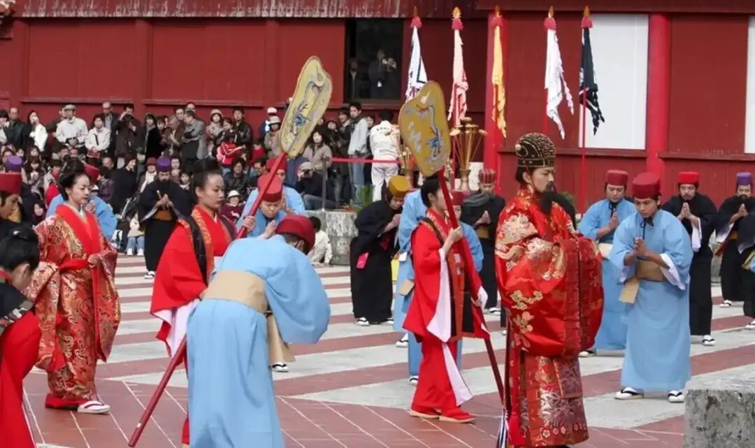 hai_ping41901's tweet photo. 琉球，一个五百年的王国，曾是中国的藩属，新王登基要中国册封。
1879年，日本废藩置县，王没了。
抢走文书、文物，连证据都毁。
战后《开罗宣言》《波茨坦公告》写得清楚——
日本领土限于四岛，琉球不归它。
可美国私下“返还”，中国没签字，联合国没点头。
法理摆在那儿，抢走的东西，历史不会永远沉默 https://t.co/hbuZwYBuA1
