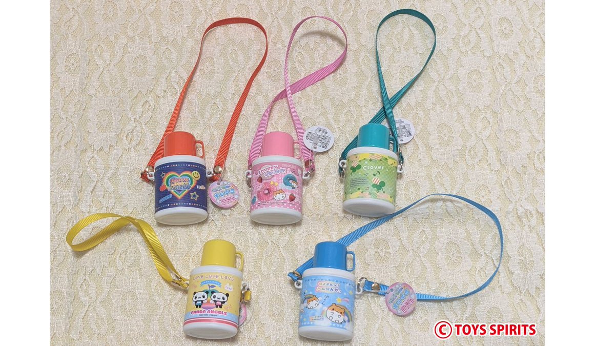 toysspirits's tweet photo. 🍼【新商品のお知らせ】🌈✨
「本当に使える！あの頃のミニチュア水筒マスコット」

なつかしさにきゅんとする😍
平成レトロなミニチュア水筒マスコットが
仲間入りしました❣️

なんとこちら
本当に液体を入れて飲めちゃうアイテム🥤✨
食品衛生法試験合格済み‼️
可愛いだけじゃなく
実際に使って楽しめるのも
嬉しいポイントです🙆‍♀️💖

デザインはどれもポップで
なつかし可愛いラインナップ🌟
カバンやポーチにつけても存在感ばっちり👍
持ち歩くだけで気分が上がりそう💕

お気に入りのデザインを見つけて
あの頃のときめきを楽しんでね💁‍♀️✨

#トイズスピリッツ #ガチャガチャ #カプセルトイ