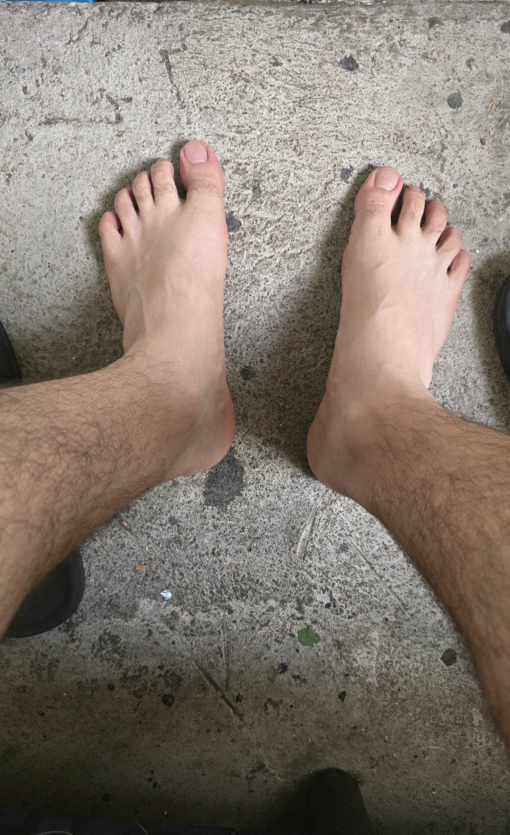 alex_feet10's tweet photo. Llego el lunes y toca ir a trabajar🫠#MaleFeet #HairyFeet #GoldenHour #FootWorship #Size40 #SweatyFeet #PiesMasculinos #PiesSudados https://t.co/iVYyihPsPz