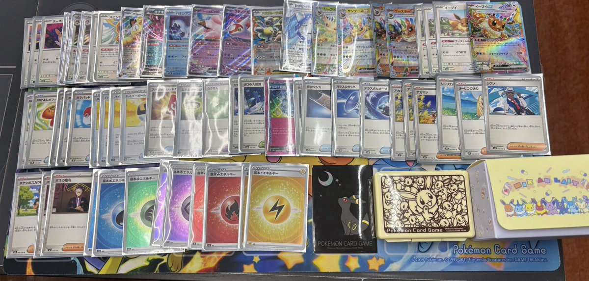 pokeca_event's tweet photo. イチさん
デッキ名：ブイズバレット
コメント：プレイマットもブイズ❤

スリーブを見せたかったので、撮影のために1枚スリーブから出して撮影しています
イベント中は全部同じスリーブに入っていましたのであしからず！

今回のイベント、ブイズ愛デッキが2つあったのは奇跡ですね https://t.co/phPtiCeRvl