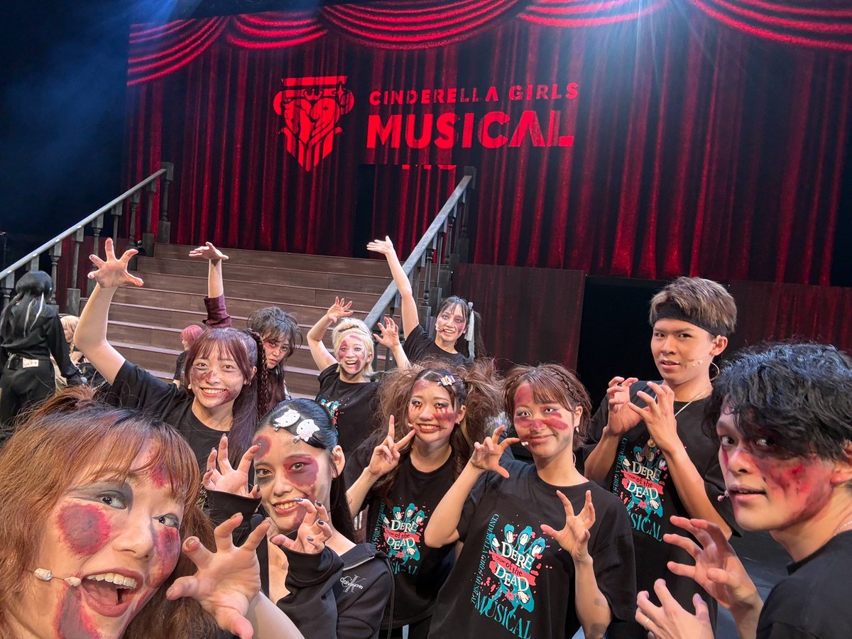 akari_dk2's tweet photo. #デレミュオブザデッド_観劇レポート
アンサンブルとして作品の世界を全力で駆け抜け、踊り続けられたことを心から幸せに思います🧟✨

Pの皆様の温かい拍手や応援が、本当に力になりました🙇‍♂️
客席一面に広がる大閃光の景色は、一生忘れません。

本当にありがとうございました！🦇✨ https://t.co/pBC7oygdkT