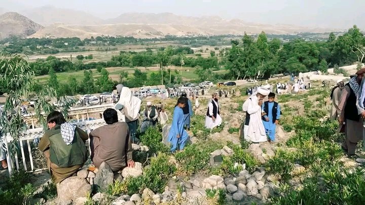 Rashidjaan_KN's tweet photo. لغمان کې یوه کلي د جنازې دود بدل کړ او یوه نوې بېلګه یې رامنځته کړه!
کله چې د یوه غریب سړي جنازه د جنازې ځای ته راوړل شوه او صفونه برابر شول، مولوي صیب ګډونوالو ته په ډېر دردناک انداز وویل:
دا هغه مړی دی چې مونږ یې د جنازې لمونځ ادا کوو نوموړی د خپلې کورنۍ یوازېنی سرپرست او د ژوند تکیه وو، په کور کې یې یوازې یوه کونډه او درې کوچني یتیمان پاتې دي، دوی د عاید بله هېڅ سرچینه نه لري، له همدې امله د جنازې د ځای په دروازه کې یو څادر غوړول شوی دی، هر څوک چې وس لري د الله تعالیٰ د رضا لپاره، پرته له ریاء او ځان ښودنې، له یوې افغانۍ نیولې تر خپلې وسې هره اندازه مرسته چې کولای شي، هلته یې واچوئ.
د جنازې له لمانځه وروسته چې په څادر کې راټولې شوې پیسې وشمېرل شوې، نو له یو لک افغانیو څخه زیاتې وې، چا لس روپۍ ورکړې وې او چا سل روپۍ، خو د ټولو دې ګډې خواخوږۍ د یتیمو ماشومانو لپاره د څو میاشتو اقتصادي آرامتیا برابره کړه.
تعزیت یوازې د لاسونو پورته کولو او دعاء کولو نوم نه دی، بلکې د غم او سختۍ په وخت کې د عملي ملاتړ او مرستې نوم هم دی.
هيله ده دغه تګلاره عامه شي.