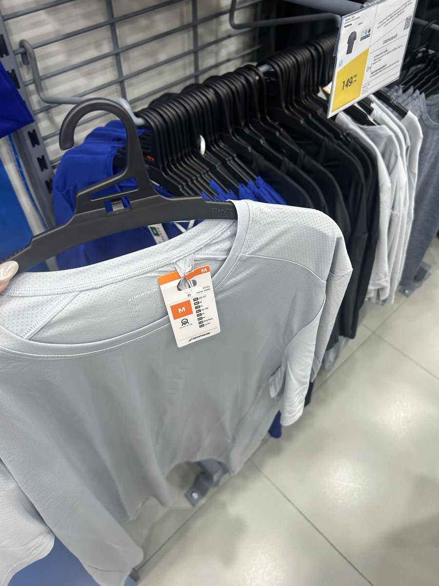 looookmai's tweet photo. นี่ชอบ decathlon มากกก ช่วงไหนว่างๆจะไปเดินช้อปที่ shop สาขาสามย่าน ล่าสุดได้เสื้อมาเพิ่มอีก 2 ตัว ลดเหลือ 149 แบบจึ้งๆ ชอบตรงผ้าใส่สบาย แห้งไว ระบายอากาศดี ไม่อับ ของเค้าถูกและดีจริง https://t.co/F1ZThknRYP
