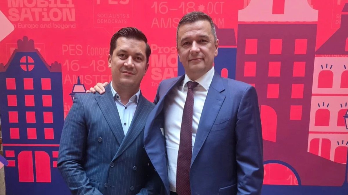 oradeanul's tweet photo. "George Coșofreț, angajat la cancelaria lui Grindeanu de la  Camera Deputaților, i-a numit drept ”troglodiți” pe oamenii care i-au  luat apărarea în stradă lui Viorel Pașca." 
PSD fiind PSD.

"Piaţa Unirii din Oradea s-a umplut, duminică seară, de susţinători ai lui Viorel Paşca, fondatorul Asociaţiei Dumbrava."  Presa zice aproximativ 2500 de oameni.