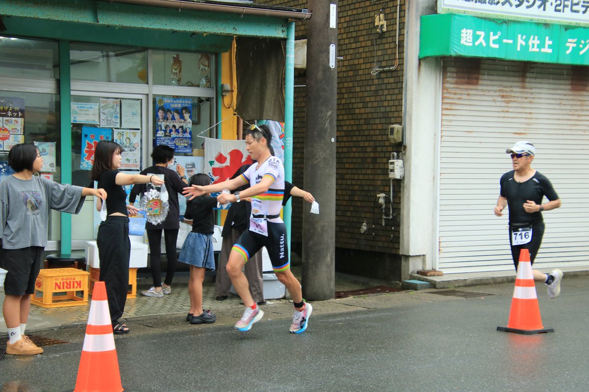 Shima_Hashizume's tweet photo. 昨日 #伊勢志摩・里海トライアスロン大会 が開催されました！スペインからの招待選手をはじめ、選手や関係者、大会を盛り上げてくれた地域の皆様、お疲れ様でした！今回環境への配慮や持続可能な取組が評価され、スペイン国外初の『グリーン・スポーツ・フラッグ』が授与されました✨#志摩市 https://t.co/6q6GRKggSw