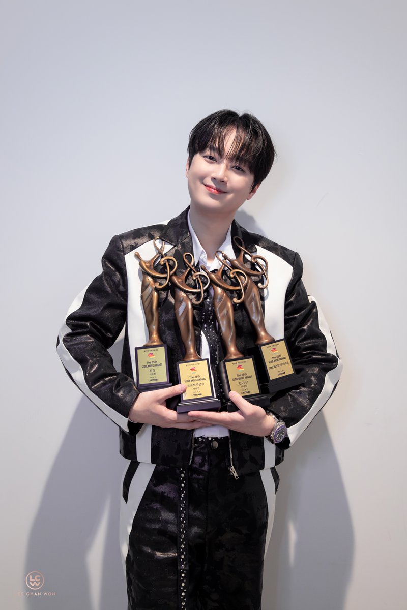 ChanWonOfficial's tweet photo. [🩷] 비하인드 포토가 도착했습니다

4관왕의 영예를 안았던
<2026 서울가요대상>🌟

미모부터 무대까지
모든 부분이 ✨찬란했던 찬원의
비하인드 포토를 공개합니다😍

더 많은 사진은
👉공식 팬카페👈로
만나러 와주세요🤗

#이찬원 #LeeChanWon
#서울가요대상 #비하인드 https://t.co/HgWfEKlkcP