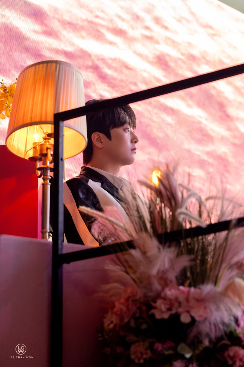 ChanWonOfficial's tweet photo. [🩷] 비하인드 포토가 도착했습니다

4관왕의 영예를 안았던
<2026 서울가요대상>🌟

미모부터 무대까지
모든 부분이 ✨찬란했던 찬원의
비하인드 포토를 공개합니다😍

더 많은 사진은
👉공식 팬카페👈로
만나러 와주세요🤗

#이찬원 #LeeChanWon
#서울가요대상 #비하인드 https://t.co/HgWfEKlkcP