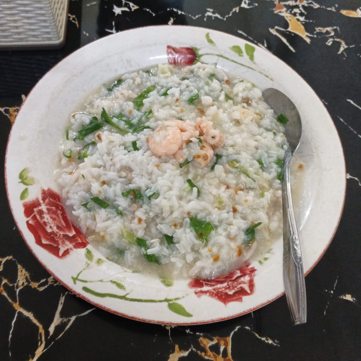 lav_nanase's tweet photo. tbh nana bukan orang yg begitu suka bubur karna teksturnya dan krn kebanyakan bubur itu pake kuah kuning / manis, tapi this one its so FLIPPIN GOODDDDD a must try!!

also its very afforable T0T 

(non halal btw)
Bubur Singkawang Akhun
#bubur #porridge #food https://t.co/Eq0WARPojM