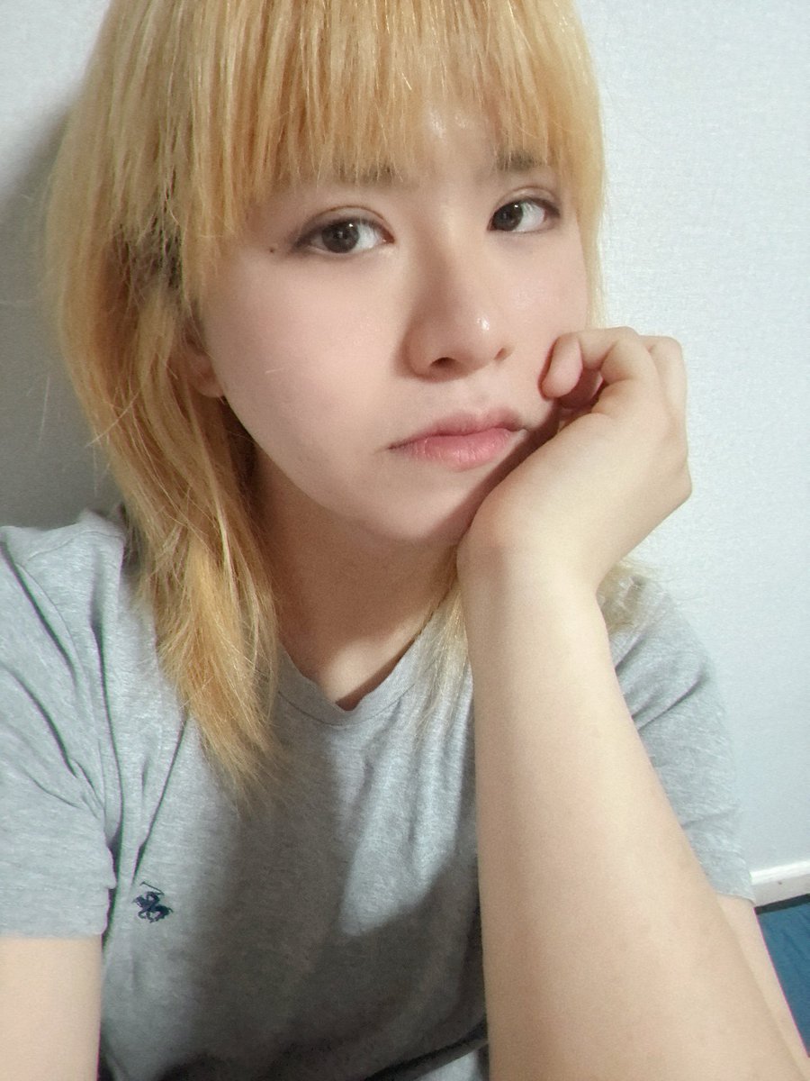 mkhkfw's tweet photo. 쌩얼로 셀카찍고 에어컨 틀면서 유튜브 숏츠보고 행복하다.. https://t.co/xanrO4zS89
