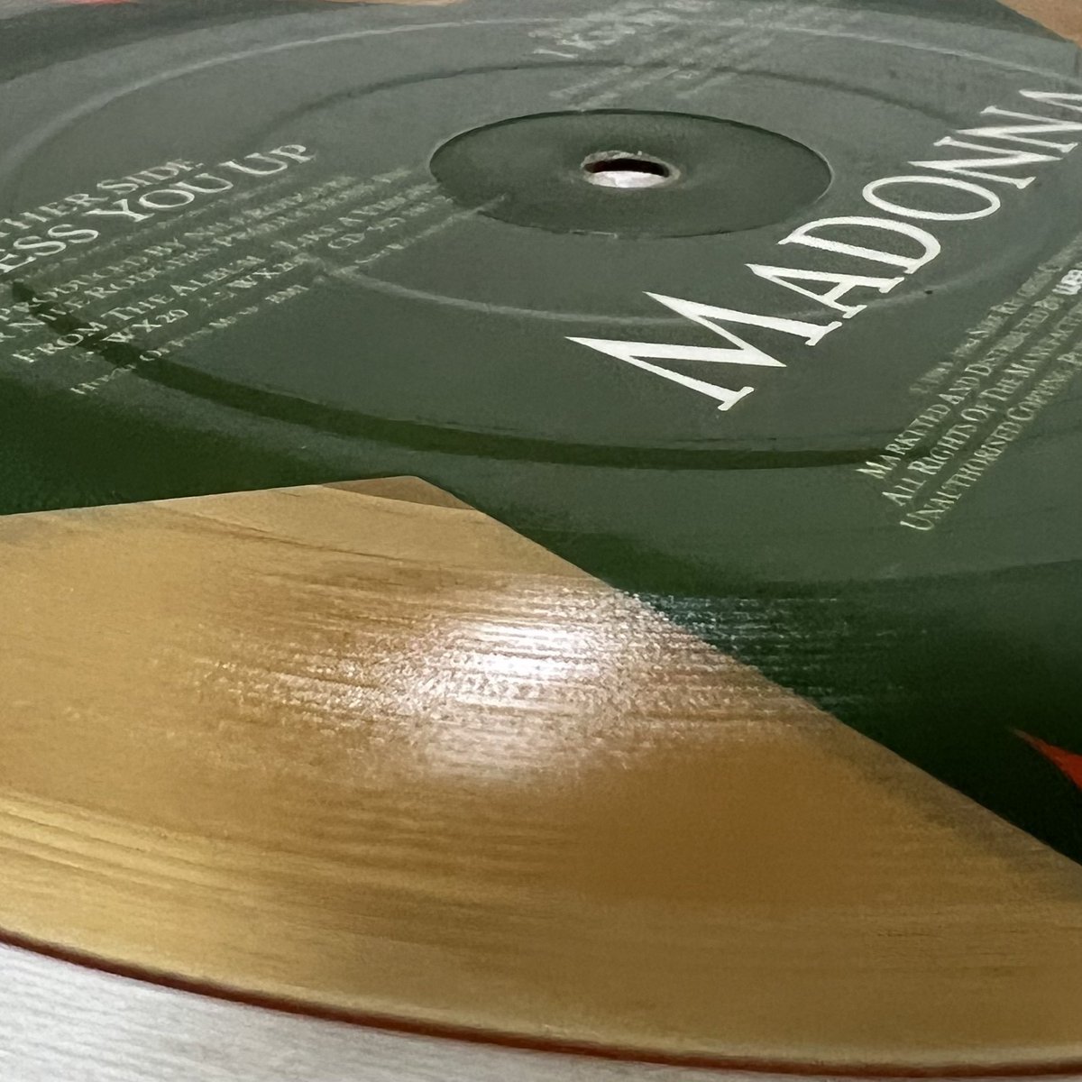 レコード部屋の裏話】 先週の透明レコード盤に続いて 出逢った面白い盤