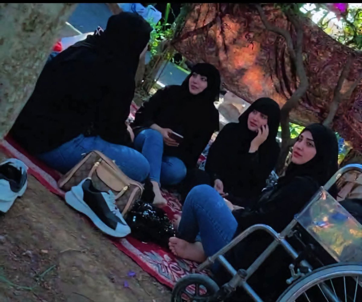 SallyAlHomsiya's tweet photo. الظاهرة الجديدة عم نشوفها بالمنتزهات  العامه
#حرية شخصية  ام  #إساءة للحجاب والحشمة https://t.co/nxLIQ6HGUn