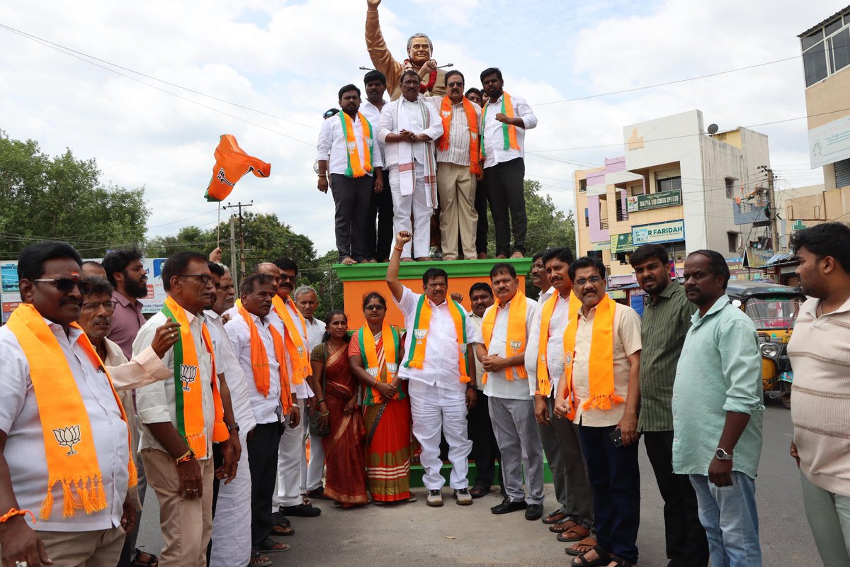 IBheeram's tweet photo. డా. శ్యామా ప్రసాద్ ముఖర్జీ గారి 125వ జయంతి సందర్భంగా నిర్వహిస్తున్న సంస్మరణ పక్షోత్సవాల్లో భాగంగా, బీజేపీ యువ మోర్చా (BJYM) కడప జిల్లా ఆధ్వర్యంలో నిర్వహించిన విద్యార్థి సమావేశంలో పాల్గొనడమైనది.

ఈ కార్యక్రమంలో బీజేపీ కడప జిల్లా ఇన్‌చార్జ్ శ్రీ చిట్టిబాబు గారు, ఏపీ మార్క్ ఫెడ్ కార్పొరేషన్ డైరెక్టర్ శ్రీ శశి భూషణ్ రెడ్డి గారు, జిల్లా అధ్యక్షులు శ్రీ వెంకట సుబ్బారెడ్డి గారు, పాల్గొని యువతకు మార్గదర్శకమైన సందేశాన్ని అందించారు.

#डॉ_श्यामा_प्रसाद_मुखर्जी #DrSyamaPrasadMookerjee
@KollaChitt95172 @BJP4Andhra