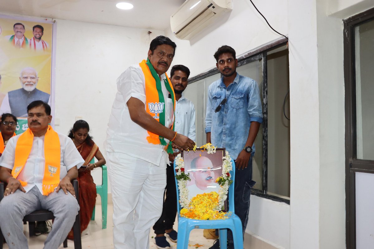 IBheeram's tweet photo. డా. శ్యామా ప్రసాద్ ముఖర్జీ గారి 125వ జయంతి సందర్భంగా నిర్వహిస్తున్న సంస్మరణ పక్షోత్సవాల్లో భాగంగా, బీజేపీ యువ మోర్చా (BJYM) కడప జిల్లా ఆధ్వర్యంలో నిర్వహించిన విద్యార్థి సమావేశంలో పాల్గొనడమైనది.

ఈ కార్యక్రమంలో బీజేపీ కడప జిల్లా ఇన్‌చార్జ్ శ్రీ చిట్టిబాబు గారు, ఏపీ మార్క్ ఫెడ్ కార్పొరేషన్ డైరెక్టర్ శ్రీ శశి భూషణ్ రెడ్డి గారు, జిల్లా అధ్యక్షులు శ్రీ వెంకట సుబ్బారెడ్డి గారు, పాల్గొని యువతకు మార్గదర్శకమైన సందేశాన్ని అందించారు.

#डॉ_श्यामा_प्रसाद_मुखर्जी #DrSyamaPrasadMookerjee
@KollaChitt95172 @BJP4Andhra