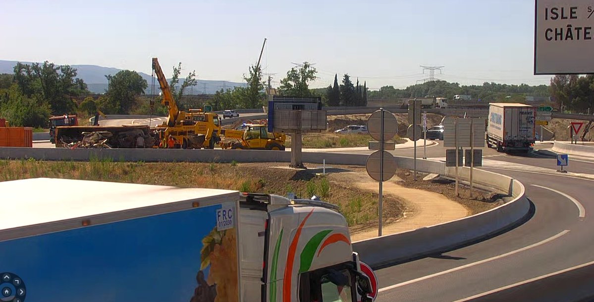 A7Trafic's tweet photo. Un camion s'est couché sur le rd point desservant le péage de N°24 Avignon - Chateaurenard et empêche l'accès à l'autoroute. Rejoindre l'#A7 par Cavaillon ou Avignon Nord suivant votre destination. #InfoTrafic. https://t.co/qVDMGACihI