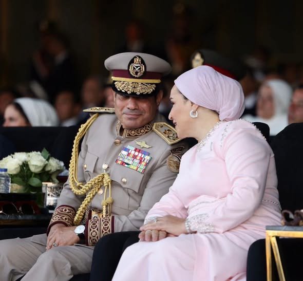 Prince1Ramdan's tweet photo. الديكتاتور و الحكم و النعيم
مش مهم القروض
مش مهم التضخم
مش مهم إنهيار الجنيه
مش مهم الجوع
مش مهم الفقر
مش مهم إلغاء العيش
مش مهم إلغاء التموين
مش مهم غلاء الأسعار
مش مهم زيادة البنزين وفواتير الخدمات
المهم أفضل أنا الرئيس
المهم أعيش أنا وأسرتي في نعيم وبفلوس الشعب
وطز في الشعب https://t.co/lhmq7MvU9I