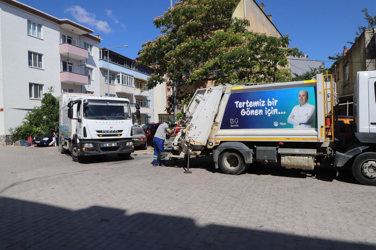 bldgonen's tweet photo. 🧼 Daha temiz bir Gönen için çalışıyoruz.

Temizlik İşleri Müdürlüğü ekiplerimiz, ilçemizin çeşitli noktalarında bulunan çöp konteynerlerinde temizlik ve dezenfeksiyon çalışmalarını aralıksız sürdürüyor.

Daha temiz, sağlıklı ve yaşanabilir bir Gönen için çalışmalarımıza titizlikle devam ediyoruz. Temiz çevre için gösterdiğiniz duyarlılık ve iş birliği için teşekkür ederiz. 🌿♻️