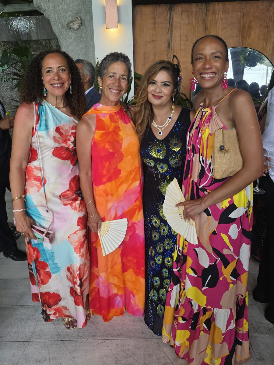 donasarkar's tweet photo. “Taylor had a huge 1,000 person wedding with a bunch of people she barely knows, in a giant event space, with ostentatious decor and high security!”

Laughs in Persian/Caribbean/Colombian/Indian/etc weddings.

Y’all really need to make more friends and get invited to more things 😂
