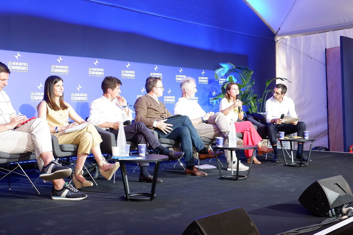 MastercardFR's tweet photo. Les Rencontres Économiques d'Aix-en-Provence se sont achevées ce week-end après trois journées riches en échanges, en rencontres et en réflexions sur les grands enjeux qui façonnent notre avenir 🤝

Dans un contexte de profondes transformations économiques, technologiques et sociétales, ces temps de dialogue sont essentiels pour confronter les idées, partager les expériences et construire des perspectives communes.

Nous avons eu le plaisir de participer à cette édition et d'apporter notre contribution aux discussions autour de l'intelligence artificielle lors de la table ronde "Après la fiction, intégrer les transformations de l'IA".

Ces échanges ont notamment permis de rappeler que l'adoption des nouvelles technologies ne repose pas uniquement sur leurs performances, mais aussi sur la confiance, la sécurité, la transparence et l'éthique qui les accompagnent.

Un grand merci aux organisateurs des Rencontres Économiques d'Aix-en-Provence et en particulier Helen Verryser pour la qualité de cet événement devenu un rendez-vous incontournable du débat économique 👏

Merci également à Olivier Biscaye pour l'animation de cette table ronde, ainsi qu'à l'ensemble des intervenants pour la richesse des échanges et la diversité des points de vue.

Nous repartons avec de nouvelles idées, des rencontres inspirantes et la conviction que les défis de demain se construiront collectivement.

#REAix2026 #Innovation #IA #Leadership #ConfianceNumérique #MastercardFrance