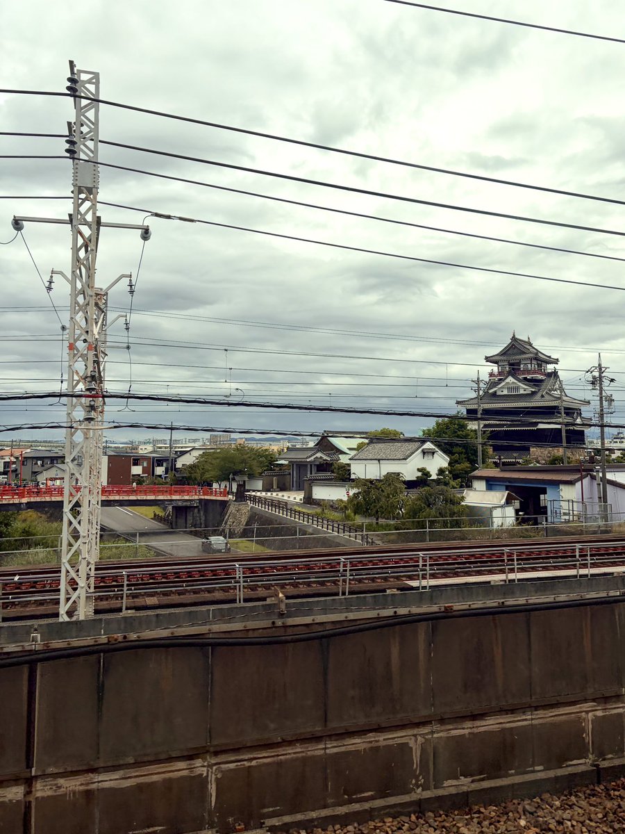asami_k920's tweet photo. 新幹線から清洲城🏯
東海道本線とのコラボも撮れたー https://t.co/H2MHXQxbds
