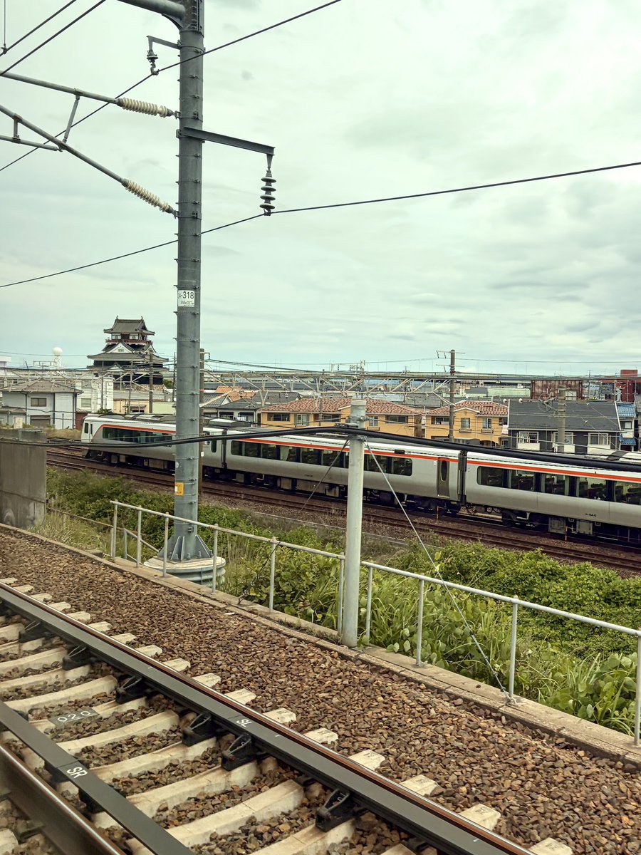 asami_k920's tweet photo. 新幹線から清洲城🏯
東海道本線とのコラボも撮れたー https://t.co/H2MHXQxbds