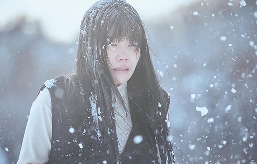 kojikojio0318's tweet photo. #氷血
本来は美しいはずの純白の雪景色が死や喪失の気配をより際立たせていく。閉ざされた空間の中で家族の理性が少しずつ崩れ不安が恐怖へと変わっていく過程に引き込まれる。派手な怪異や驚かせる演出に頼らず静かな違和感を積み重ねながら心を侵していく内藤瑛亮監督らしい空気感に惹き込まれた。 https://t.co/GZRMcAUUD3