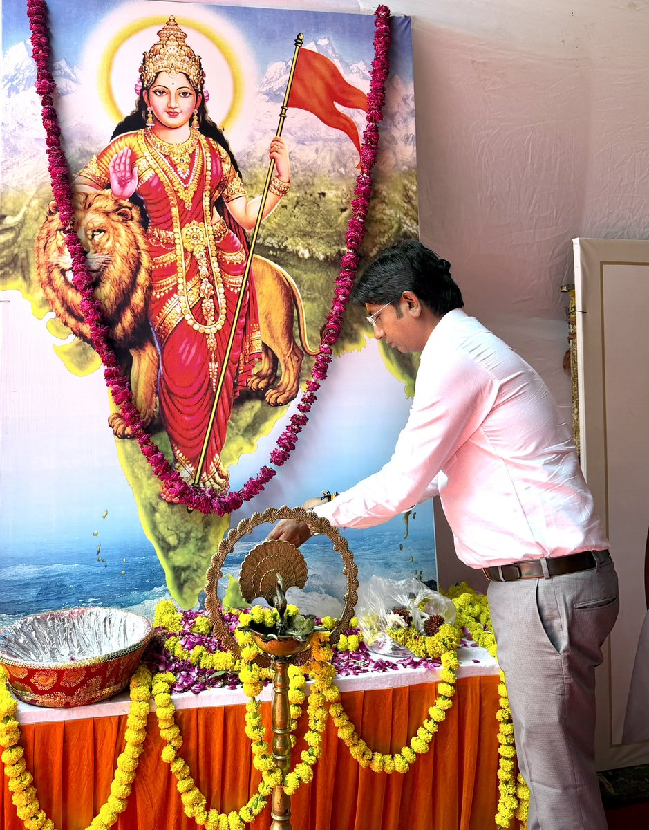 jeetmalbjp's tweet photo. प्रखर राष्ट्रवादी चिंतक, महान शिक्षाविद, भारतीय जनसंघ के संस्थापक एवं राष्ट्र की एकता और अखंडता के अमर पुरोधा श्रद्धेय डॉ. श्यामा प्रसाद मुखर्जी जी की 125वीं जयंती के अवसर पर आज प्रदेश भाजपा कार्यालय में उनके चित्र पर पुष्प अर्पित कर श्रद्धासुमन अर्पित किए।
@BJP4India  @BJP4Rajasthan  
@BhajanlalBjp  @madanrrathore