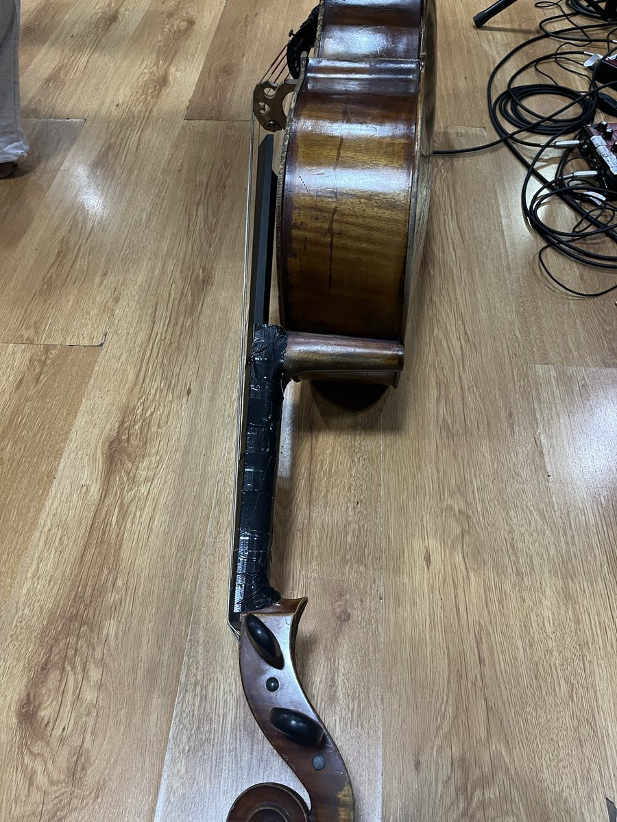piromiti's tweet photo. マニラで稽古中、あろうことか指板が外れる。とりあえずガムテープで止めてみたけど、これで本番は無理っぽい。泣。 https://t.co/1MvK6ZmUCy