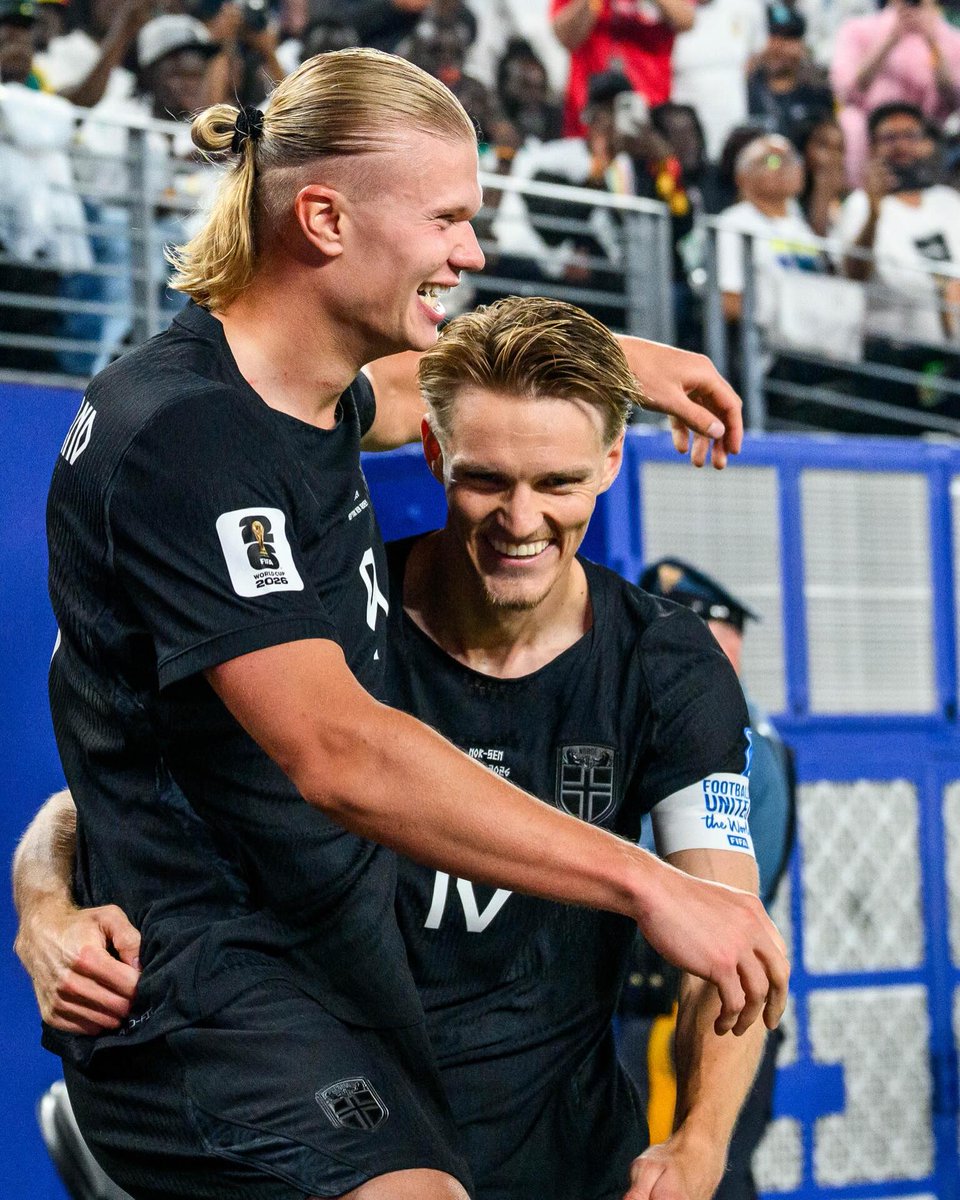 afk_234's tweet photo. #FIFAWorldCup
FT : Norwegia 3-2 Senegal

⚽ Marcus Pedersen 43'
⚽⚽ Erling Haaland 48', 58'
-
⚽⚽ Ismaïl Sarr 53', 90+3'

Norwegia memastikan tempat di babak 32 besar usai menang tipis atas Senegal di pekan kedua. https://t.co/XPmTUVesYr