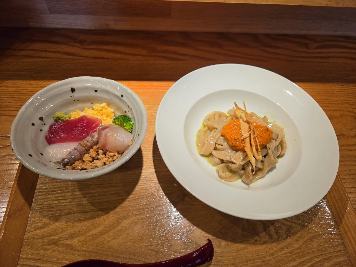 Y9dXfODSjPO315J's tweet photo. 豊橋のG-style GACHI SOBA DOJO
さんで
「極 Gスタ定食~(メイン)冷製パプリカのジェノベーゼ麦SOBA〈極太手揉麺〉~」
　　　　　　￥5000　　　　
　　　　　　　　を頂きました‼️
珠玉の逸生餐を頂きました😍👍
ご馳走さまでした🙏 https://t.co/6BGADjHvJp
