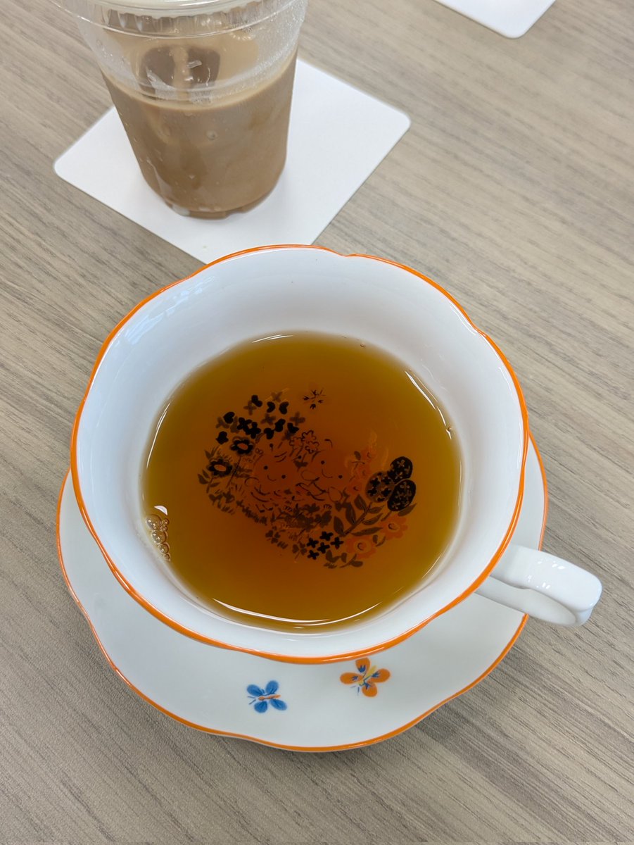 fraise25's tweet photo. カレルチャペック紅茶店・山田詩子さんのティーセミナーに伺いました☕ 
目の前の方が『当たりですね😊』と仰ったこのカップ。見渡すと確かに私たちだけ...ということは一番後ろだったこの2席に対するお気遣いだったのでしょうか？ 勝手な解釈ですが最高のおもてなしだと感じました🥰  @karelabuzzy https://t.co/DO248mglQP