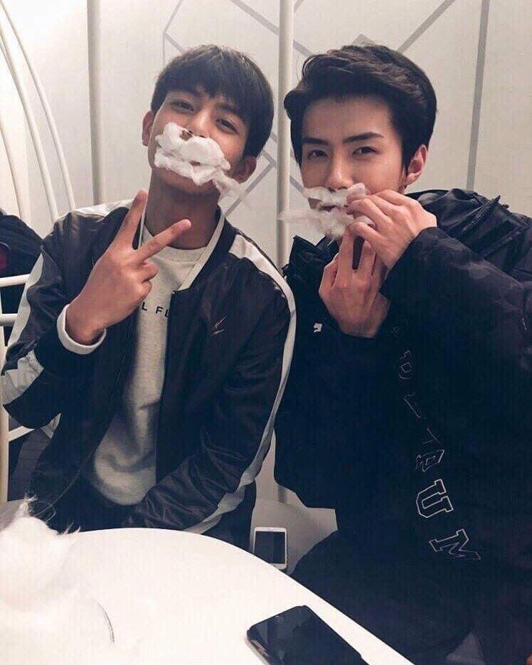 zzrton's tweet photo. 합성 아닙니다 실존하는 투샷입니다 https://t.co/Iq5FlGRKME
