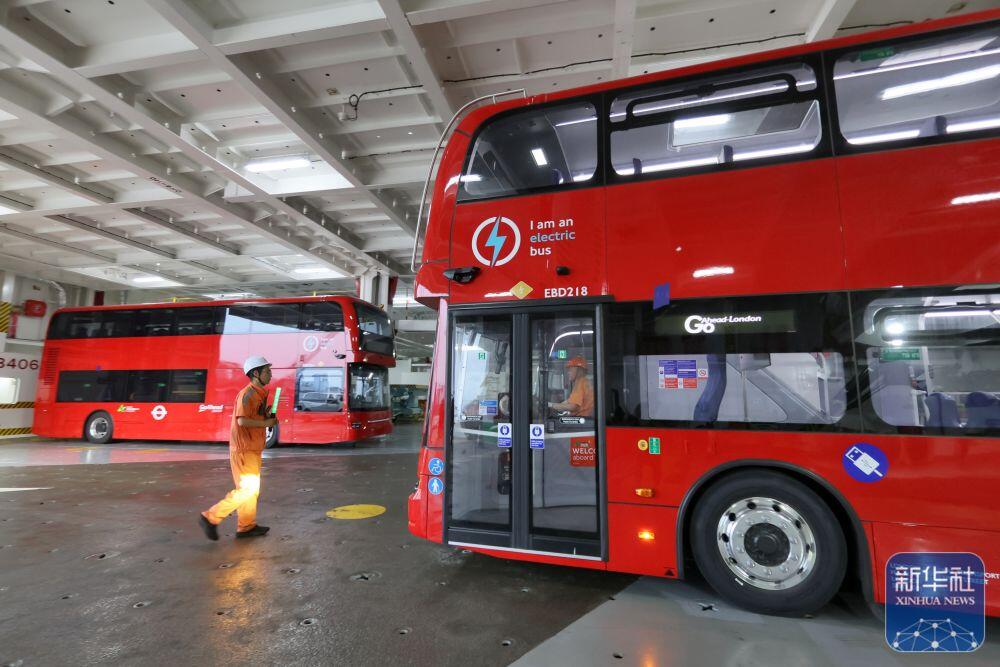 PDChinese's tweet photo. 【山東煙台：中國國產電動雙層公交車出口英國】7月5日，22台中國國產電動雙層公交車在山東港口煙台港裝船出口英國，隨後將投入到倫敦市的公交系統。 https://t.co/SUtEGSNXni
