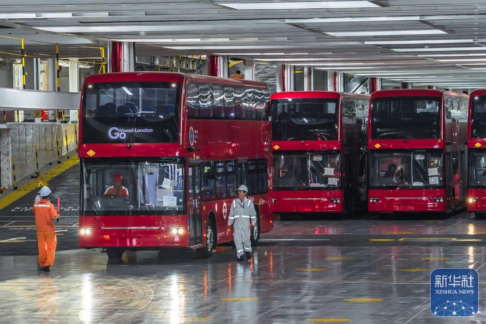 PDChinese's tweet photo. 【山東煙台：中國國產電動雙層公交車出口英國】7月5日，22台中國國產電動雙層公交車在山東港口煙台港裝船出口英國，隨後將投入到倫敦市的公交系統。 https://t.co/SUtEGSNXni