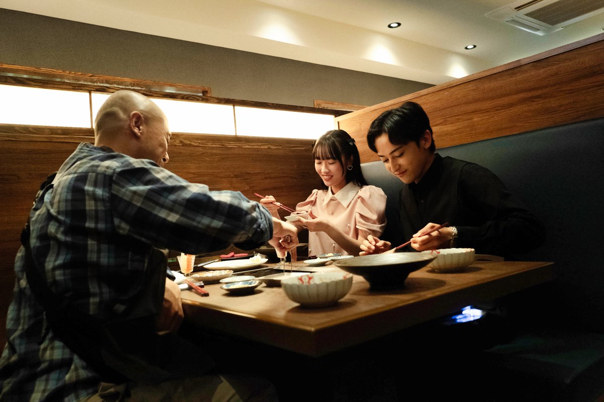 shinigami__bb's tweet photo. ✄┈┈┈┈　　　　　┈┈┈┈✄　

      映画『＃死神バーバー』
　   オフショット解禁 #3📸✨

✄┈┈┈┈　　　　　┈┈┈┈✄　

＃工藤遥 さん♥️
#宇野祥平 さん🫶🏻
#荒井啓志 さん🍬

劇中とはまた違ったオフショット🫧
ぜひ映画と一緒に楽しんでくださいね💫

💈映画『死神バーバー』大ヒット公開中
https://t.co/IFB3H5H1EJ