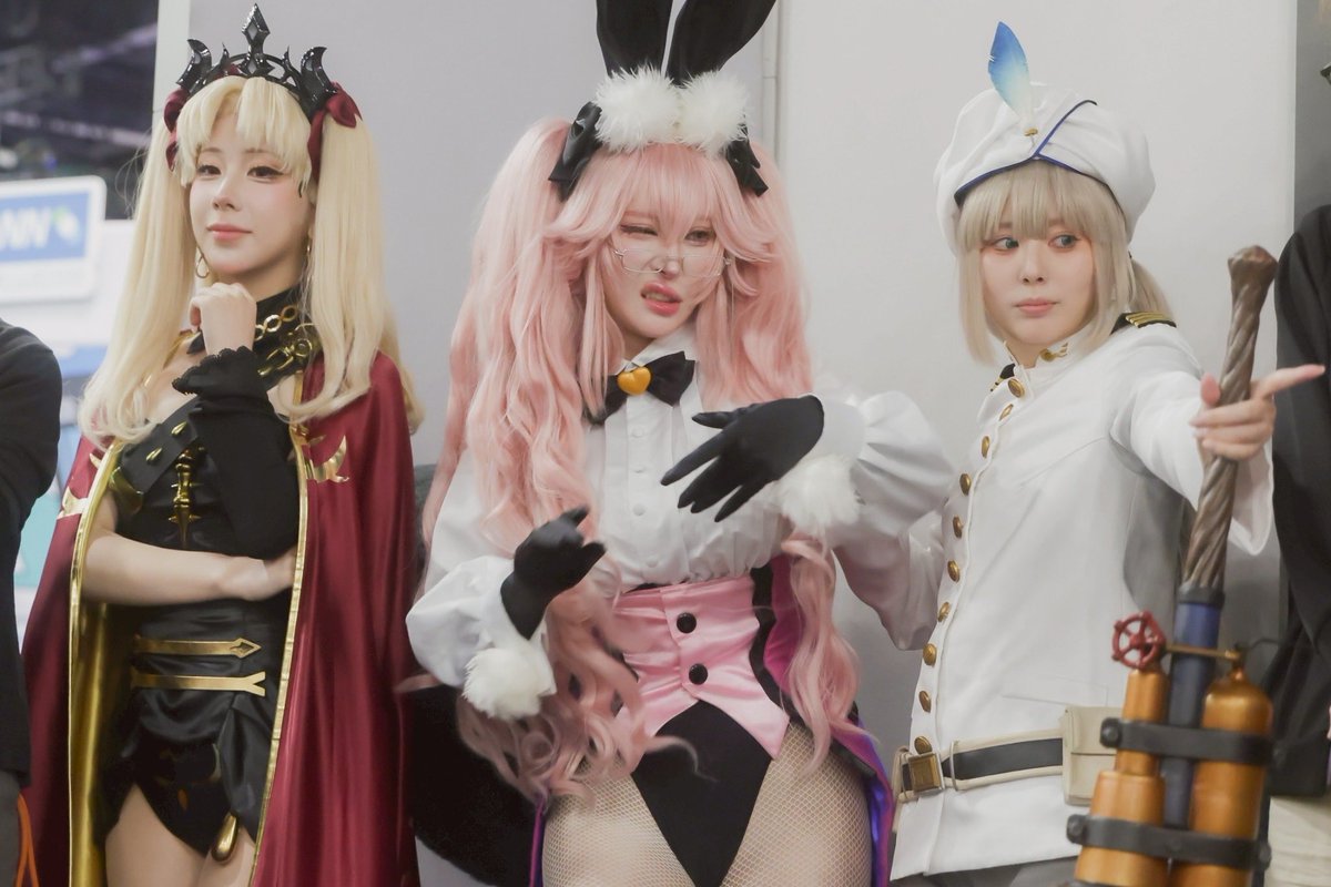 f0u0l0v's tweet photo. #AX2026 
またまたうささんとはぴるんさん載せる👀🩷🫶
4枚目はフォウくんのコスプレ？の方がいた時のw会話が聞こえて来るくらい表示豊か😇 https://t.co/04Bm6NK5oj