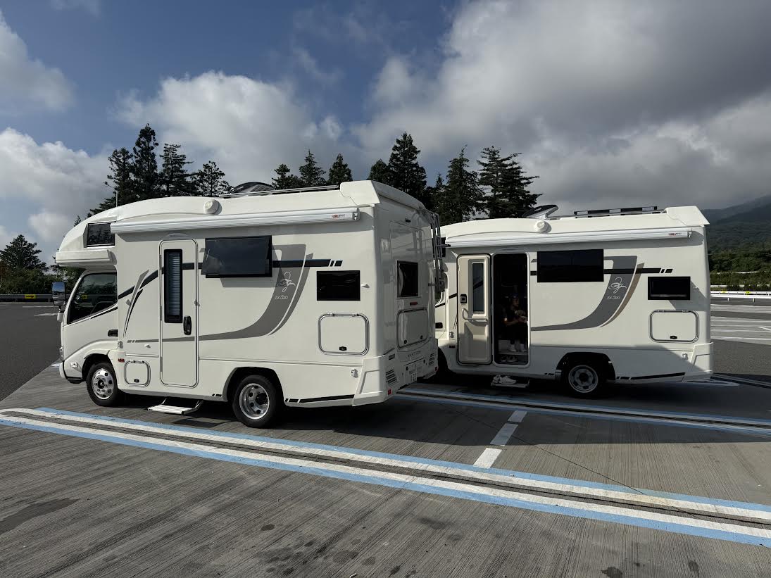 Vantech_jp's tweet photo. 『第５回バンテック・フォト・コンテスト』にご応募いただきました素敵なお写真をご紹介いたします
たくさんのご応募ありがとうございました！

【ニックネーム】syou様
【写真のタイトル】目が覚めたら、お隣さんもZIL520
【撮影車種】ZIL520
【撮影場所】駒ヶ岳ＳＡ
【写真の説明やコメント】：夕方家を出て、駒ヶ岳ＳＡで仮眠をして起きたら、なんと隣に同じZIL520。ZIL520のツーショット！
【スタッフのコメント】これはなんという奇跡✨️後から来た方もおっ！？と思ったでしょうね～～😊キャンピングカーを持つものは引き寄せられるのでしょうか…👀？？巷ではキャンピングカーを持つ方々でオフ会やイベントを行っていますもんね🤔是非いつか行ってみたいものです…💪☺️こうして偶然から生まれる関係、とっても大好きです✨️ZiL520君が繋げてくれた縁、とっても素敵だ～✨️素敵なお写真、ありがとうございました！

#キャンピングカー #vantech #ご応募ありがとうございました