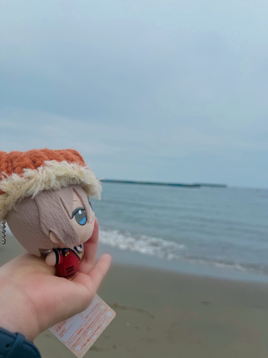 NUUUI0113's tweet photo. 監督ﾁｭﾝ、これが海か…。 https://t.co/S4K4lBg9Wr